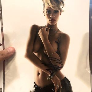 Robyn Rihanna Fenty signed (Rp) ✍🏼